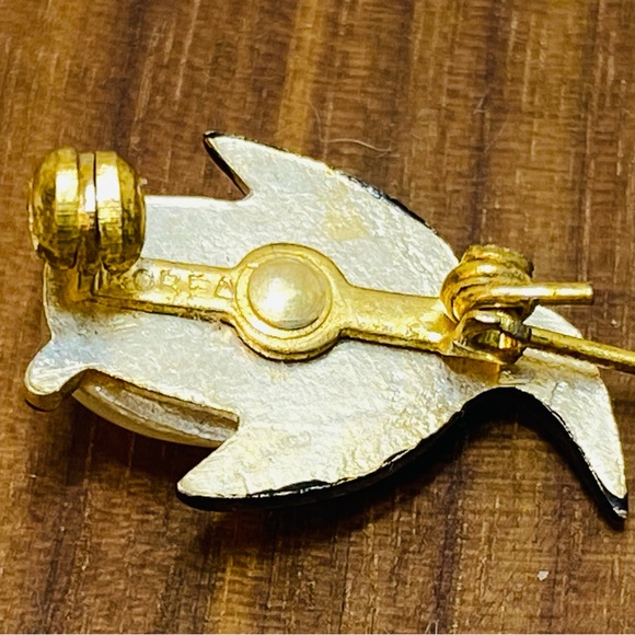 Vintage Faux Pearl Black Enamel Penguin Pin Brooch MCM Lapel Dainty Bird - Picture 6 of 7